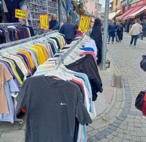 Eskişehir'de 100 liralık tişörtler kapışılıyor 