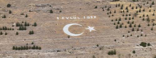 Eskişehir’de 104’üncü yıla özel çalışma: Dev ay yıldız yenilendi