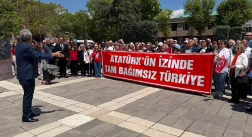Eskişehir’de 19 Mayıs’ta Atatürk Anıtı’na çelenk sunuldu