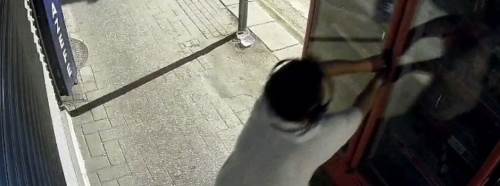 Eskişehir'de 2 çocuk kilitli meşrubat dolabını açmaya çalıştı