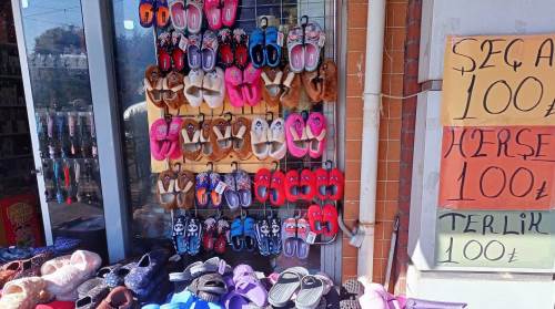 Eskişehir'de 2 Eylül Caddesi'nde kış sezonu ürünleri raflarda