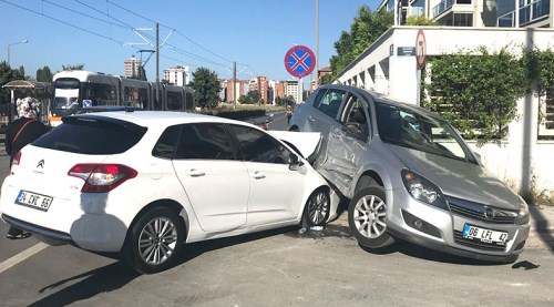 Eskişehir'de 2 otomobil çarpıştı: 2 yaralı