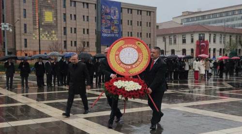 Eskişehir’de 23 Nisan coşkusu Vilayet Meydanı’nda başladı