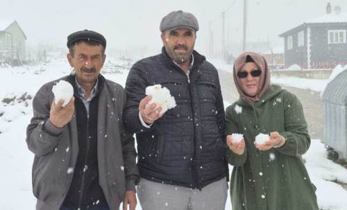 Eskişehir'de 23 Nisan’da kış manzarası: Kar kalınlığı 10 santimetreye ulaştı