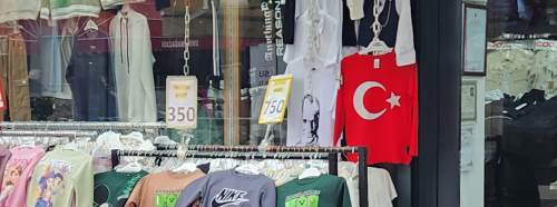 Eskişehir’de 23 Nisan öncesi vitrinler kırmızı-beyaza büründü