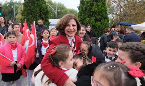 Eskişehir’de 29 Ekim coşkusu sokaklara taştı! Ünlüce vatandaşlarla beraber kutladı
