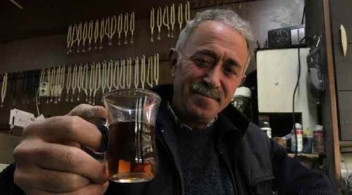 Eskişehir'de 30 senedir çayına "taş" karıştırıyor!