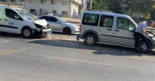 Eskişehir'de 4 araç birbirine girdi: 2 yaralı