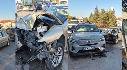 Eskişehir’de 4 araç birbirine girdi: Ortalık savaş alanına döndü!