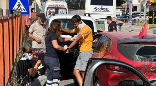 Eskişehir'de 4 araç birbirine girdi: Yaralılar var!