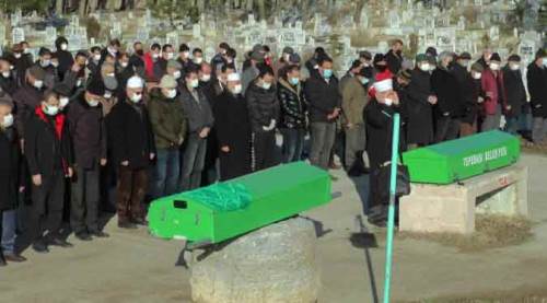 Eskişehir'de 60 yıllık evli çift, koronavirüsten 12 saat arayla yaşamlarını yitirdi