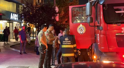 Eskişehir’de 7 katlı binada yangın paniği: Apartman tahliye edildi!