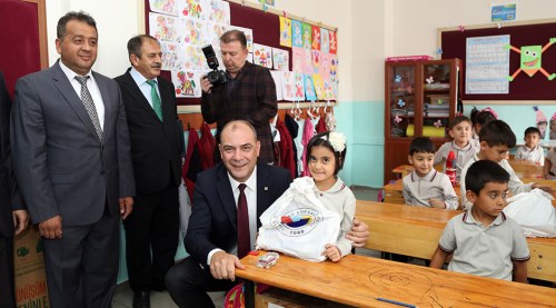 Eskişehir'de 900 öğrenciye kırtasiye yardımı