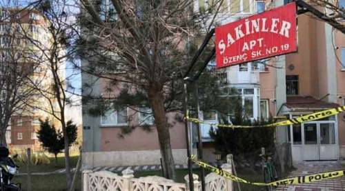 Eskişehir'de 98 kişinin karantinaya alındığı apartmanın önünde...