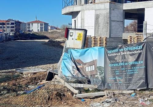 Eskişehir'de açıkta duran elektrik panosu çevredekiler için risk yaratıyor