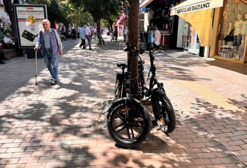 Eskişehir’de ağaçlara zincirlenen bisikletler tartışma yarattı