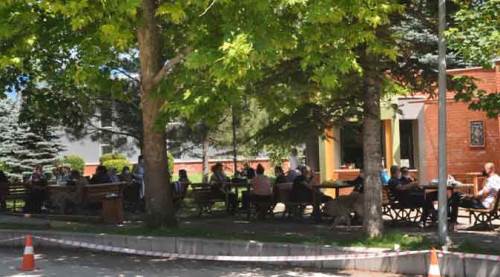 Eskişehir'de ailelerin "sosyal mesafeli" bekleyişi