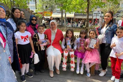 Eskişehir'de AK Parti Kadın Kolları'ndan 250 çocuğa oyuncak sürprizi