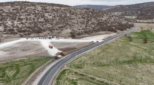 Eskişehir'de AK Parti'nin seçim vaadi iki kamyonla, bir kepçeye kalmış! 