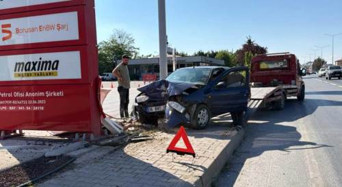 Eskişehir'de akaryakıt istasyonu girişinde korkutan kaza