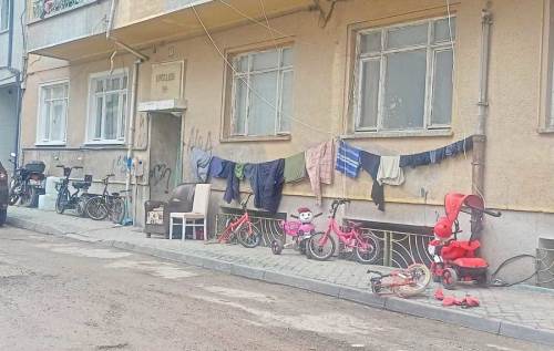 Eskişehir'de Akçaplan Mahallesi’nde kaldırımda ilginç görüntü