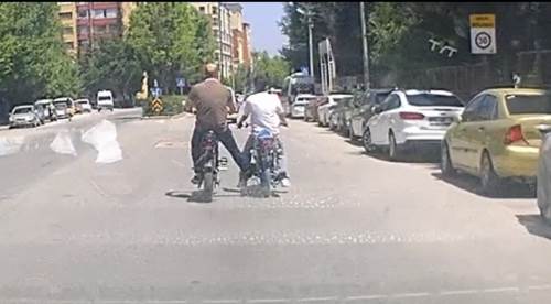Eskişehir’de akıl almaz görüntü: Trafiği böyle tehlikeye attılar!