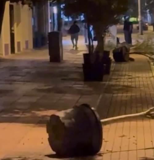 Eskişehir’de akılalmaz hareket: Cadde boyunca saksıları devirdi