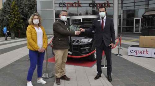 Eskişehir'de aldığı mont, araba kazandırdı!