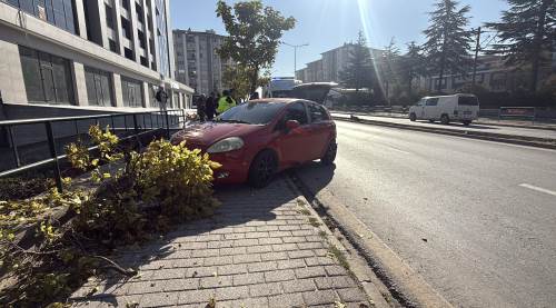Eskişehir’de alkollü sürücü dehşet saçtı: Ters yöne daldı, minibüse çarpıp ağacı devirdi!