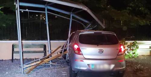 Eskişehir'de alkollü sürücü otobüs durağına daldı