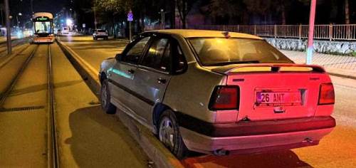 Eskişehir’de alkollü sürüş pahalıya patladı: Tramvay yoluna daldı!