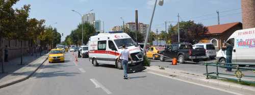 Eskişehir'de ambulans yoldan çıkıp direğe çarptı