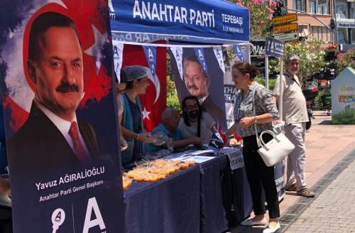 Eskişehir'de Anahtar Parti'den aşure etkinliği
