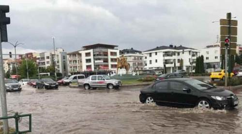 Eskişehir'de aniden bastıran sağanak hayatı felç etti
