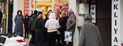 Eskişehir’de aniden bastıran yağmur tentelerin altına topladı