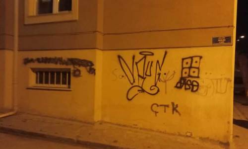 Eskişehir'de apartman duvarının hali mahalleliyi kızdırıyor