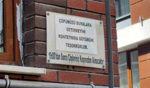 Eskişehir'de apartmandan dikkat çeken çöp uyarısı