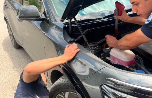 Eskişehir’de araca sıkışan kedi yavrusunun imdadına itfaiye ekipleri koştu