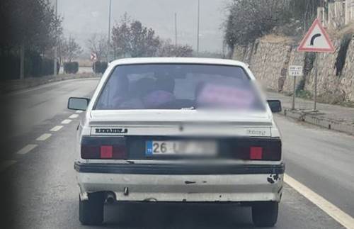 Eskişehir'de aracın camındaki not görenleri kahkahaya boğdu