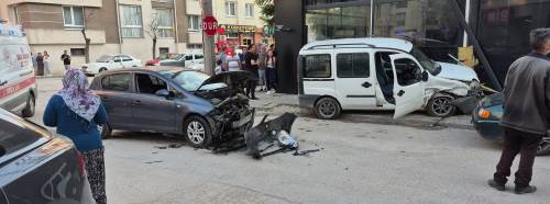 Eskişehir'de araçlar birbirine girdi: 2 kişi yaralandı!