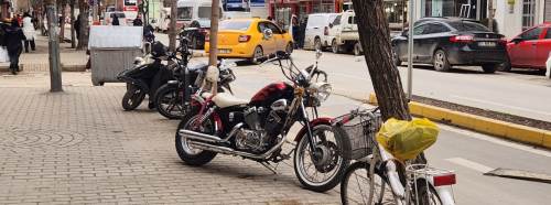 Eskişehir’de araçlar kaldırımları işgal ediyor