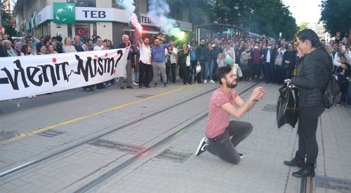 Eskişehir'de aşk tramvay yolunu kapattı