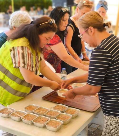 Eskişehir'de aşure dağıtarak 500 kişiyi sevindirdiler