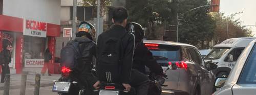 Eskişehir’de Atatürk Caddesi’nde kasksız yolculuk dikkat çekti