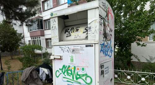 Eskişehir'de atık eşya kutularına yapılanlar tepki çekti