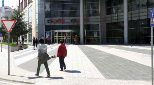 Eskişehir'de AVM önünde bekleyiş başladı...
