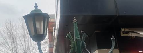 Eskişehir’de aydınlatma direği yaya güvenliğini riske atıyor