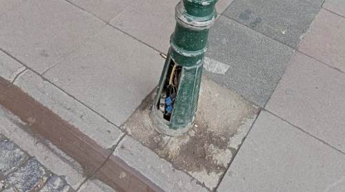 Eskişehir’de aydınlatma direğinin kabloları korumasız kaldı