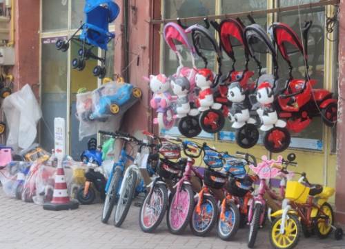 Eskişehir'de bahar gelince bisikletler vitrindeki yerini aldı