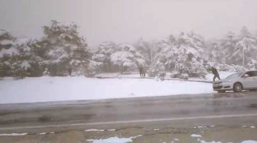 Eskişehir’de bahar ortasında kar savaşı yaptılar!